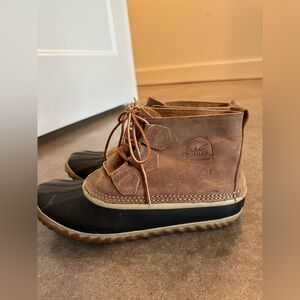 SOREL Out N About Duck boots  size 8. leather rain snow